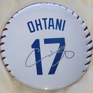 Shohei Ohtani #17 Autograph Baseball Button